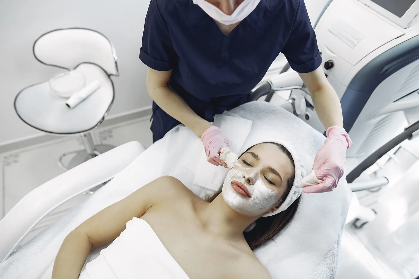 Gesichtsbehandlung mit Maske