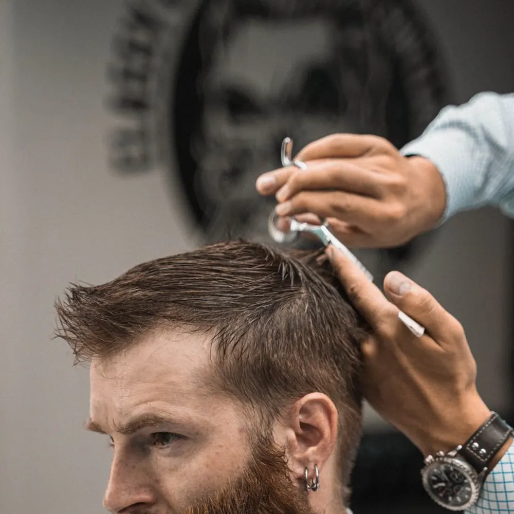 Friseur & Barbershop – Herrenschnitt mit der Schere (Platzhalterbild von Pexels)